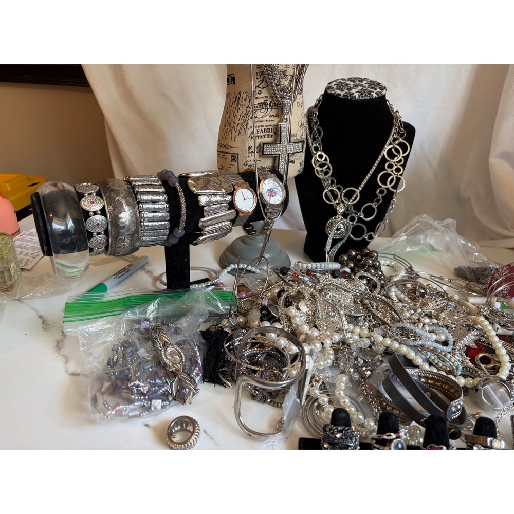 6lbs Jewelry Lot Silver Tone Rings, Skagen,Erica Lyons,Trifari, Rhinestones - Picture 6 of 11